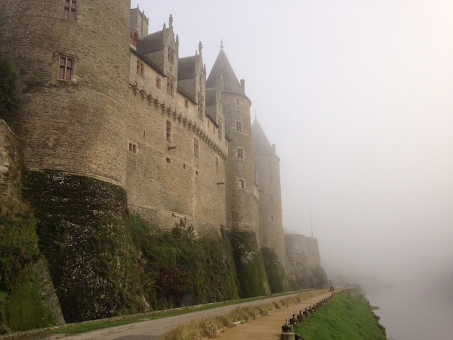 フランス、ブルターニュのジョスラン城！霧がかかっていて幻想的