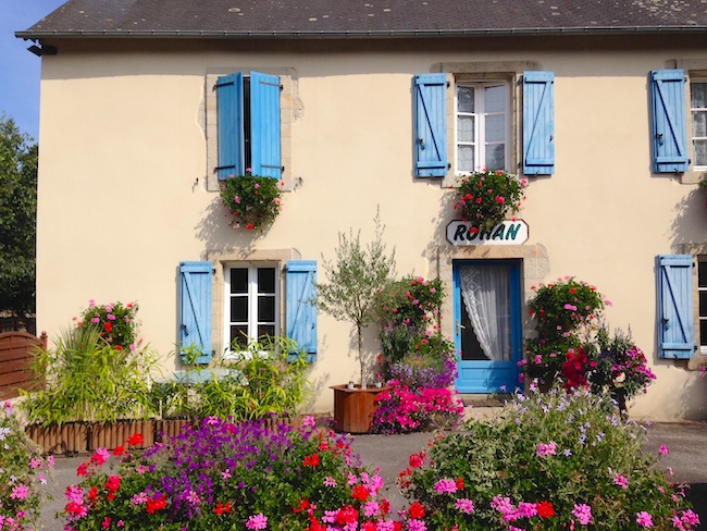 フランス、ブルターニュの可愛い川辺の街で見かけたペニッシュのお家