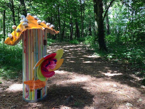 フランス ブルターニュの森で物語の世界を演出する野外授業アート