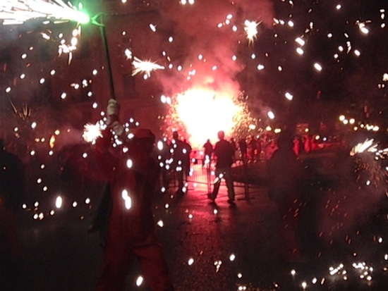 スペイン、バレンシアのコレフォック-悪魔の火祭り！