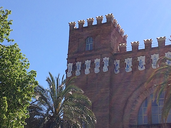 【バルセロナ】3匹の竜の城はモンタネールのモダニズム建築の原点