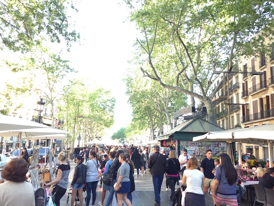 【バルセロナ】旧市街ランブラス通りは観光客＆お土産＆バルでいっぱい