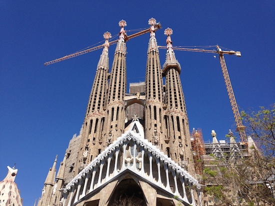 【バルセロナ】サグラダファミリアとKLペトロナスツインタワーが似てる