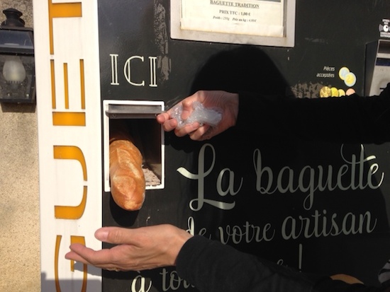 フランスのロワール河近くのパン自販機でバゲットを買ってみた