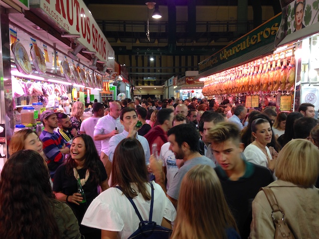 スペイン市場「食文化の夕べ」｜店先でワインとグビっ、ピンチョスをパクっ